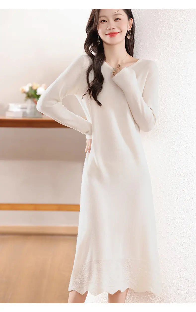 Ein weiches Wollstrickkleid in Off-White mit langen Ärmeln und gesäumter Volantabschlusslinie