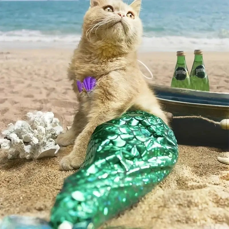 Ein schimmerndes grünes Katzen-Meerjungfrauenkostüm aus Dacron mit schuppenartiger Textur, entworfen als Haustierbekleidung.