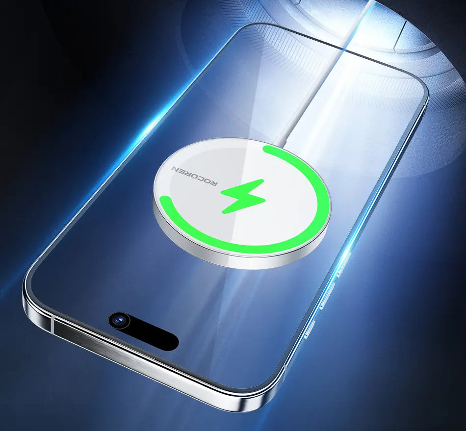 Un cargador inalámbrico circular y elegante en color blanco y verde con borde plateado que incorpora el nombre de la marca Rocoren, diseñado como una almohadilla magnética de carga rápida de 15 W para iPhone.