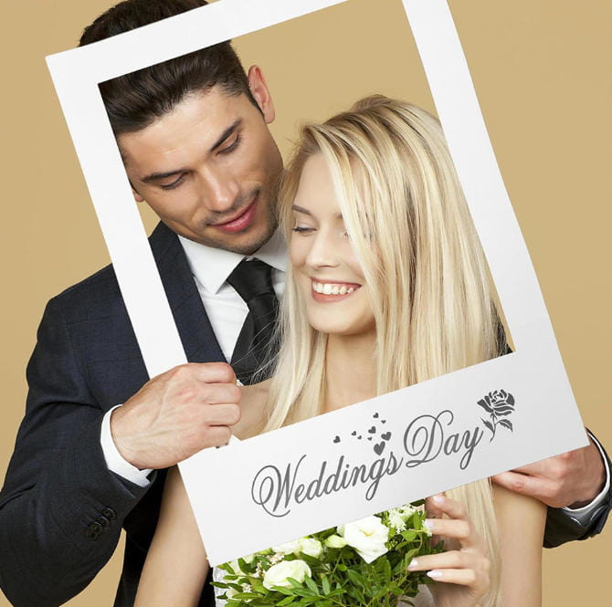 Atrezzo de marco para fotografía de boda estilo polaroid blanco, en blanco, con el día de la boda en un elegante texto de cursiva y un diseño de rosa debajo del texto.