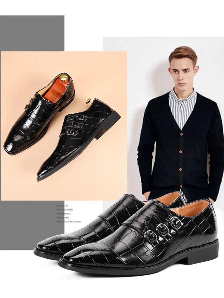 Herren-Mönchsriemen-Kleidschuhe aus Krokodil-narbigem Leder in Schwarz mit goldfarbenen doppelten Schnallen.
