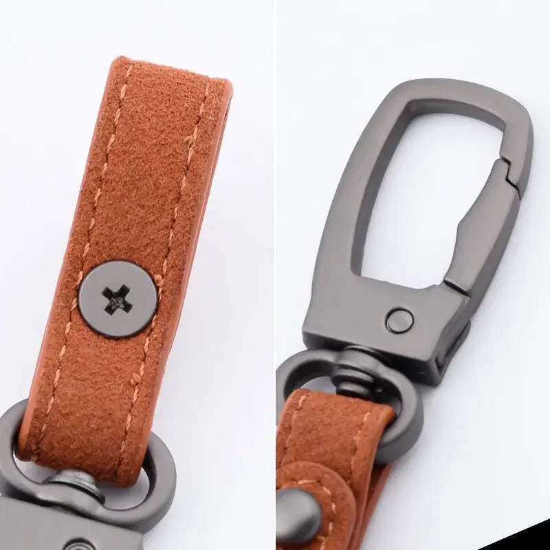 Brauner Suede-Leder-Schlüsselanhänger mit mattschwarzem Metall-Karabinerhaken, ausgelegt als Organizer für Autotasten aus dem Leder-Schlüsselanhänger-3er-Set.