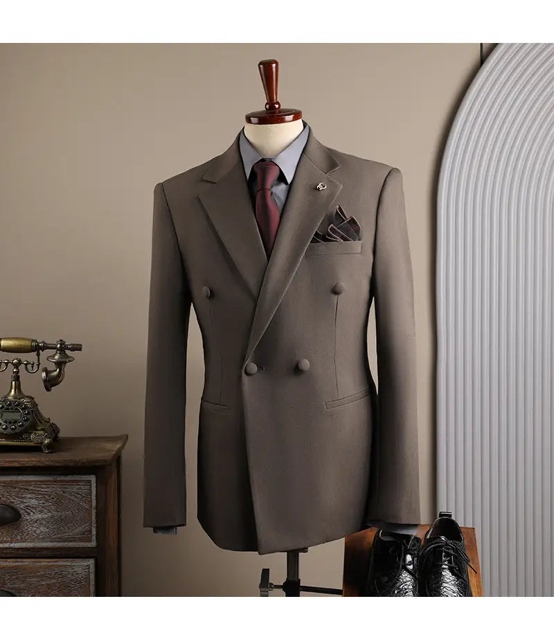 Veste de costume d’affaires pour homme grise anthracite à double boutonnage, confectionnée avec précision, avec revers crantés, fermeture à deux boutons et pochette de poitrine assortie, idéale pour les occasions d’affaires en mode masculine et de soirées décontractées.