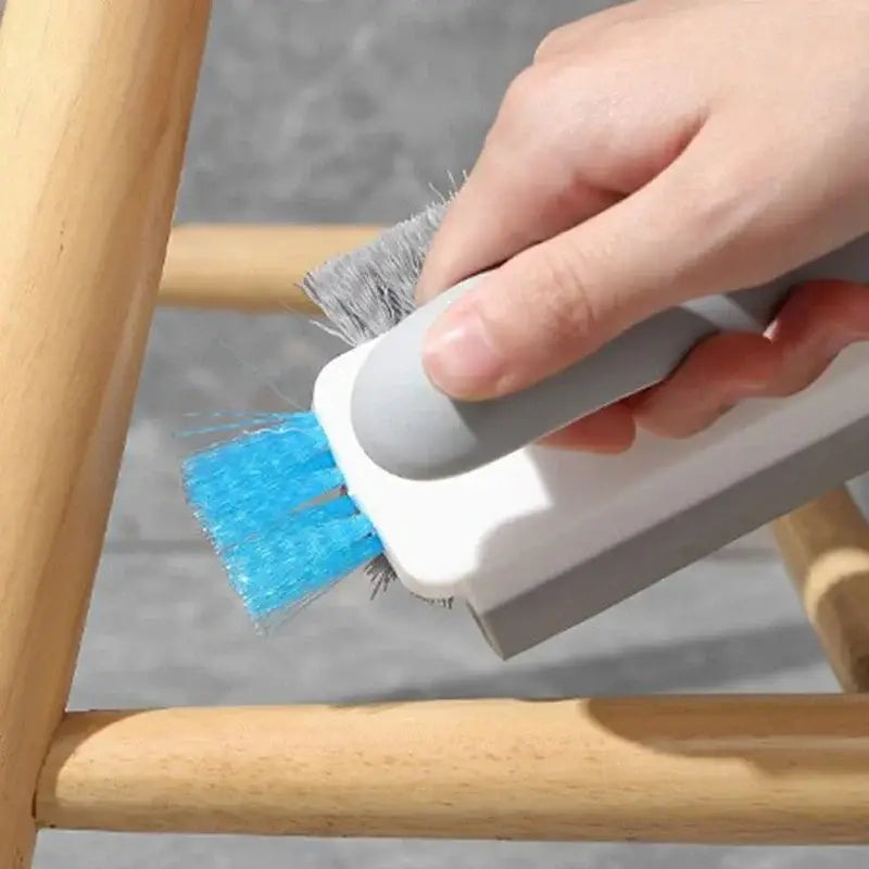 Brosse de nettoyage en forme de V pour carrelage et rainures à double face grise et blanche, avec des poils bleu et gris pour un nettoyage minutieux.