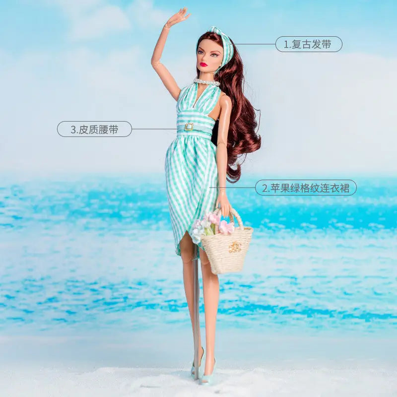 ミントグリーンとホワイトのストライプ柄のドレスにパールのネックレスを身につけ、アップヘアにした茶髪のバービー人形が、織りかごを持つ1／6スケールドール用ドレス小物アクセサリーとギフトセット。