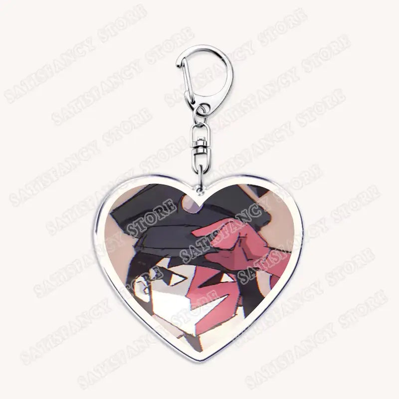 Herzförmiger Acryl-Schlüsselanhänger mit einem Anime-Charakter mit schwarzem Haar und roten Handschuhen, eingefasst von einem silberfarbenen Metallrand, für ein Geschenk an Gamer.