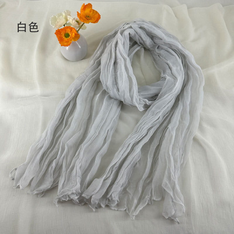 Écharpe en coton et lin plissé gris clair délicat, avec des plis froncés doux et une texture de mousseline de chiffon légèrement transparente.