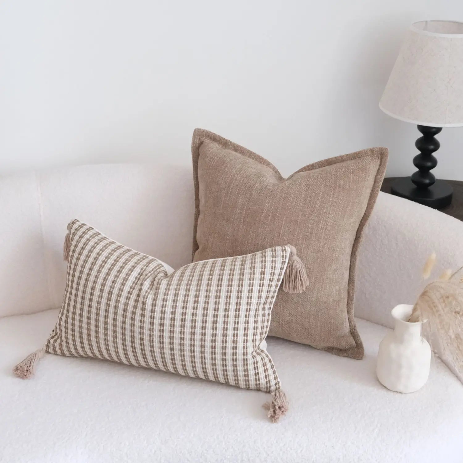 Zwei beiger Leinen-Wurfkissen mit Quasten, mit einer dezente Karomuster- und einer einfarbigen Kissenhülle im braunem Maillard geometrischen Jacquard-Design
