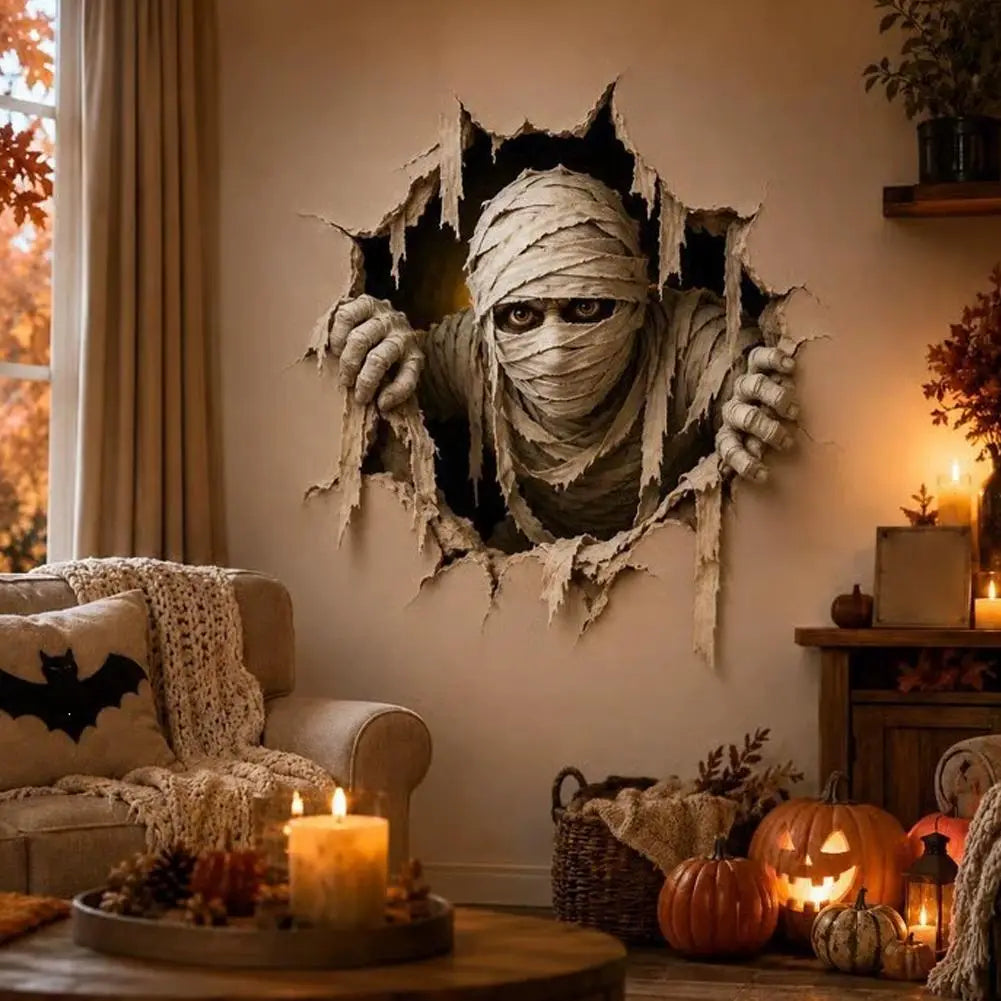 Un autocollant mural 3D pour Halloween beige en papier, représentant une momie détaillée aux enveloppes, avec un effet 3D, apparaissant à travers un trou déchiré dans le mur.