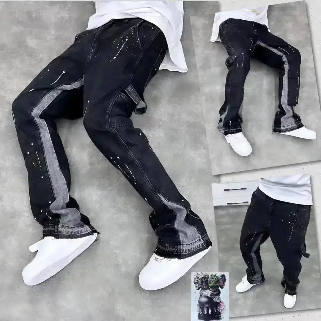 Jean évasé noir en denim à éclaboussures de peinture, avec des accents de peinture grise en éclaboussures et des panneaux latéraux contrastants.