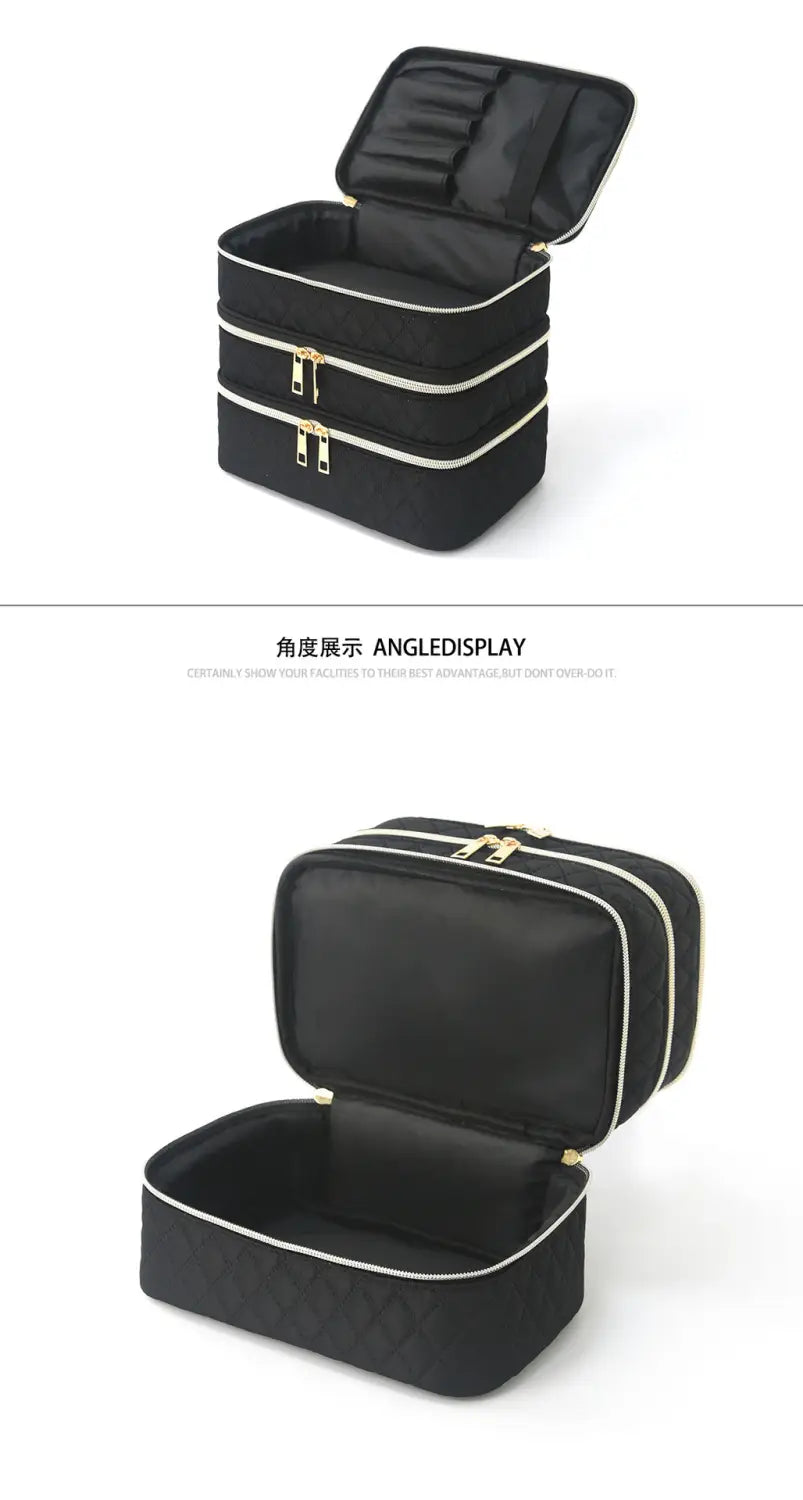 Estuche de maquillaje de viaje negro acolchado en tres niveles con cremalleras de tono dorado y ribete blanco, diseñado para un almacenamiento organizado de cosméticos.