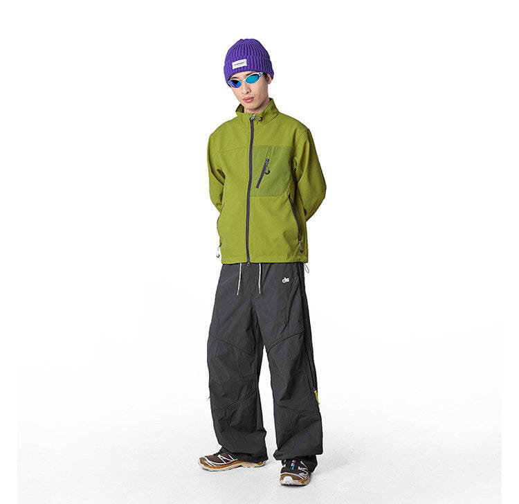 chaqueta impermeable verde azulado con cremallera negra y bolsillos laterales, combinada con pantalones cargo impermeables de senderismo para hombre de secado rápido para actividades al aire libre
