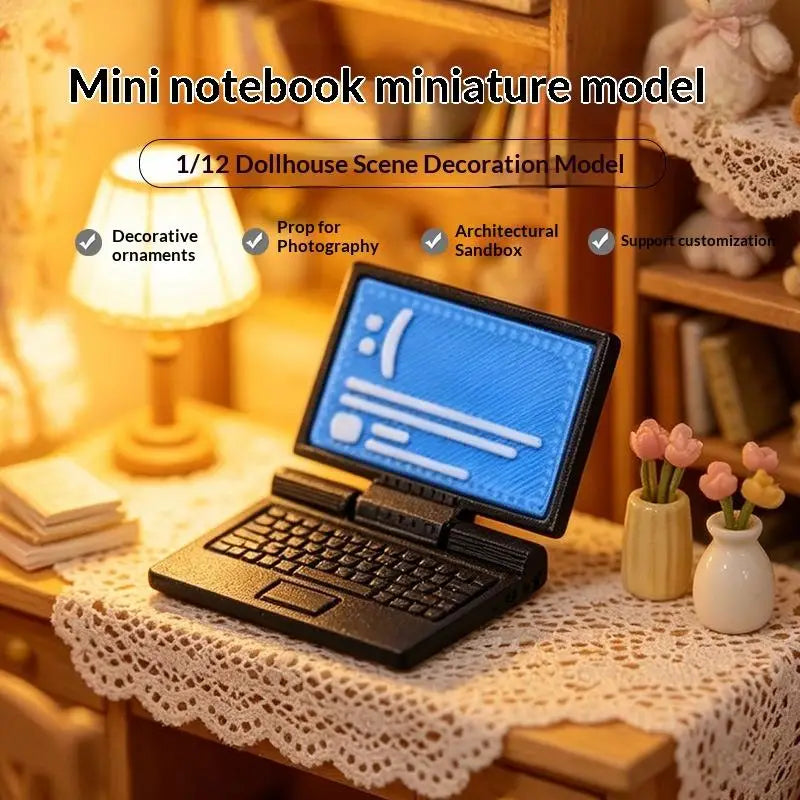 Modèle d’ordinateur portable miniature noir avec un écran bleu affichant du texte et des icônes, conçu comme décoration de scène de maison de poupée au format 1/12.