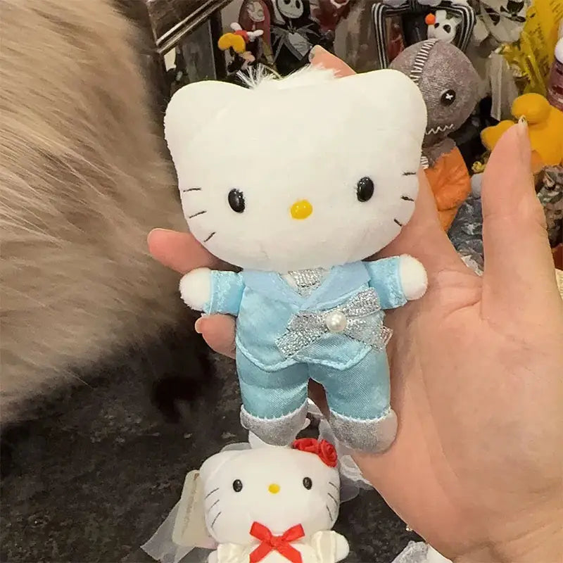 Porte-clés en peluche couple de mariage Hello Kitty blanche, habillé d’un costume en satin bleu clair avec passepoil argenté et d’accents en perles.