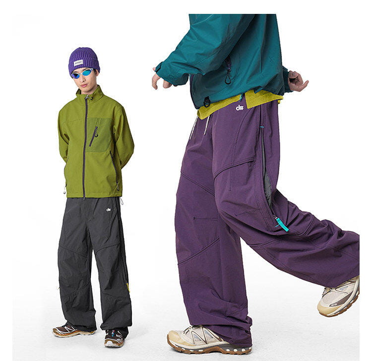 pantalones cargo impermeables de senderismo para hombre en color morado con múltiples bolsillos y detalles en cremallera color verde azulado, diseñados para secado rápido y durabilidad.