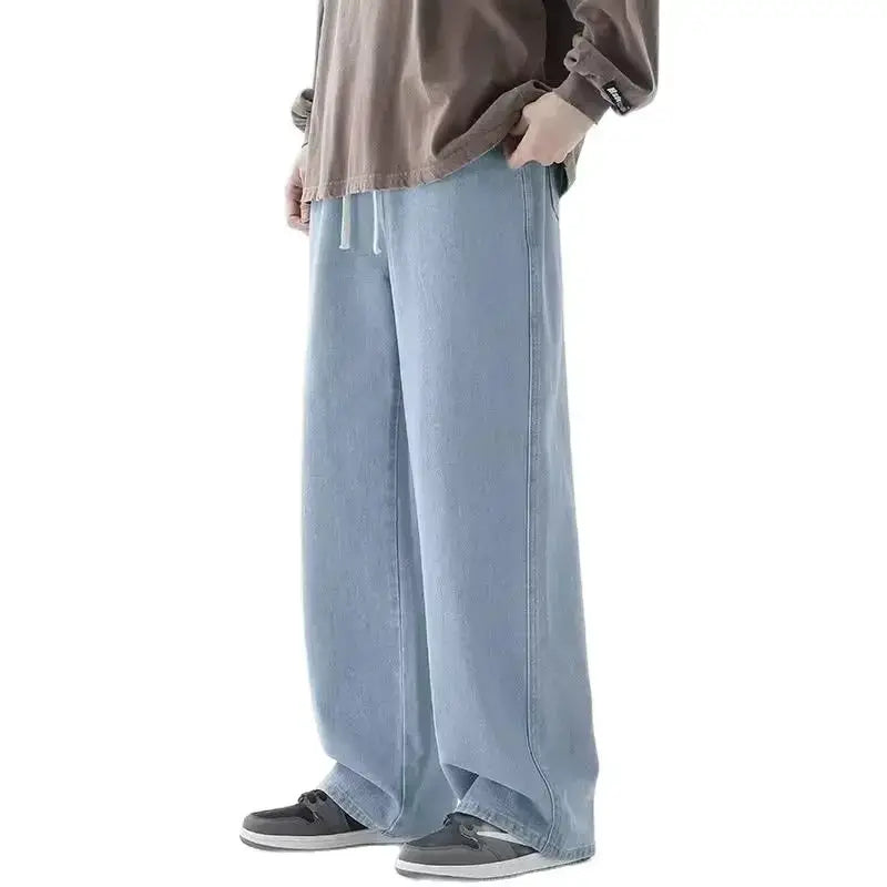 jeans en denim Y2K à jambes larges et ample pour hommes en bleu clair, avec une silhouette droite décontractée et des cordons blancs à la taille, fabriqués en tissu denim