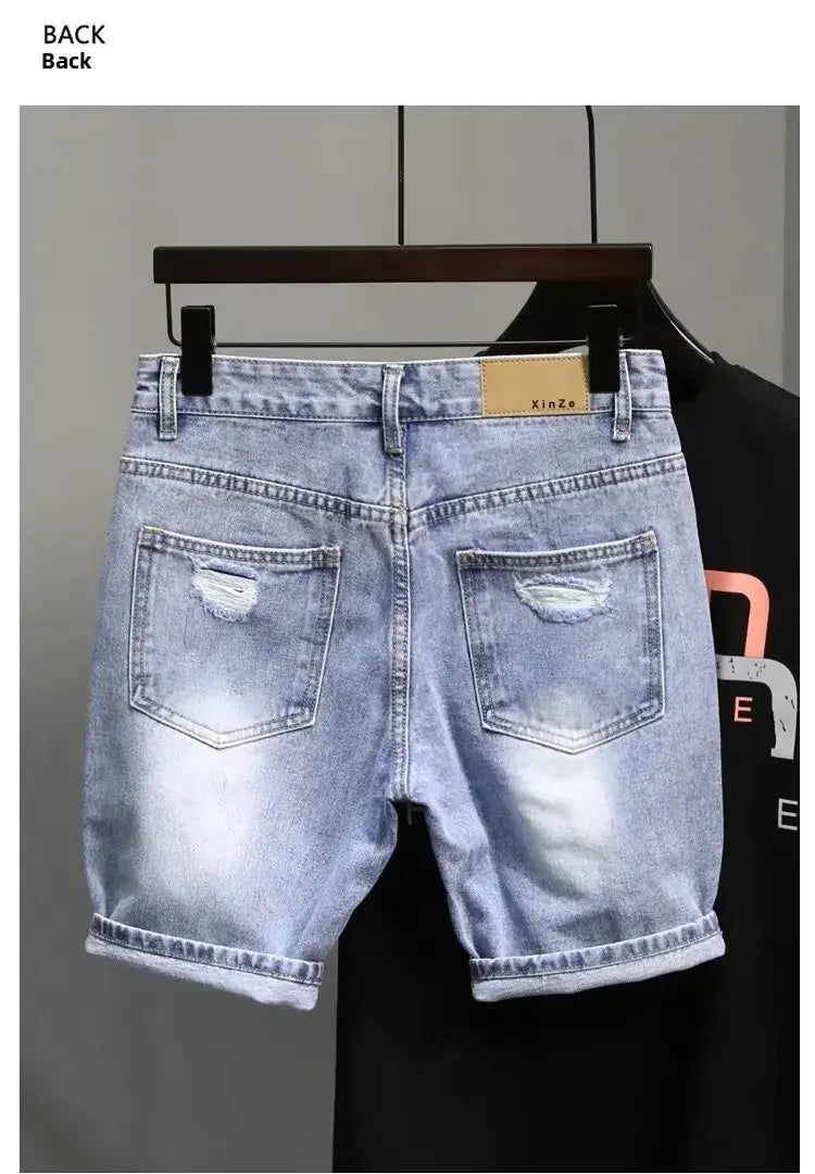 Herren rissige Slim-Fit-Denim-Shorts in Hellwasch-Denim mit ausgefransten Rückentaschen und umgeschlagenen Säumen, von der Rückseite dargestellt