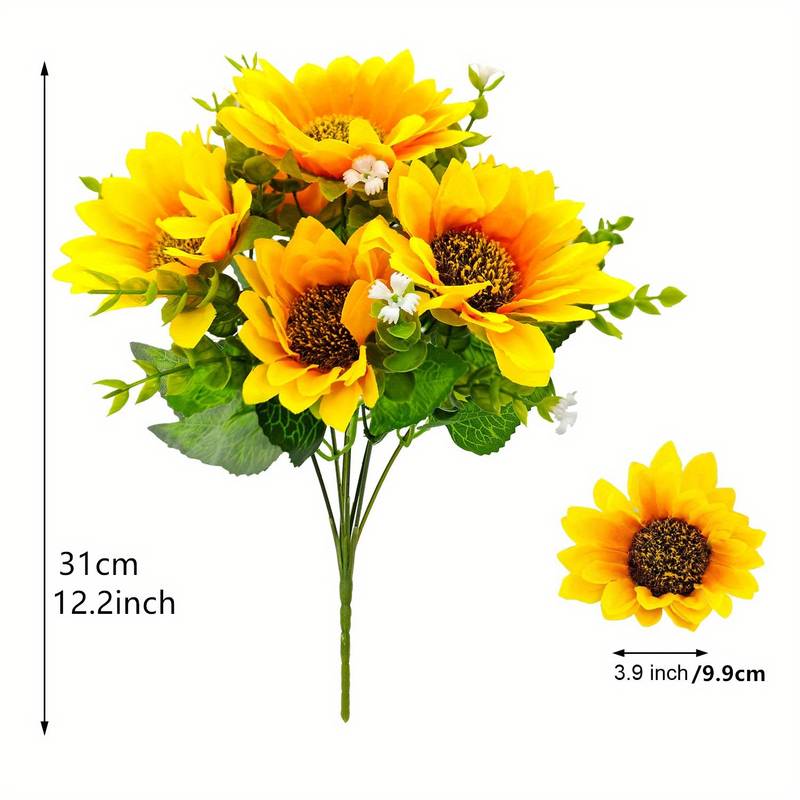 Kunstblumenstrauß aus Sonnenblumen mit leuchtend gelben Stoffblütenblättern, grünen Stielen und Blättern, mit detaillierten braunen Zentren sowie kleinen weißen Akzenten, in einer Keramikvase präsentiert.