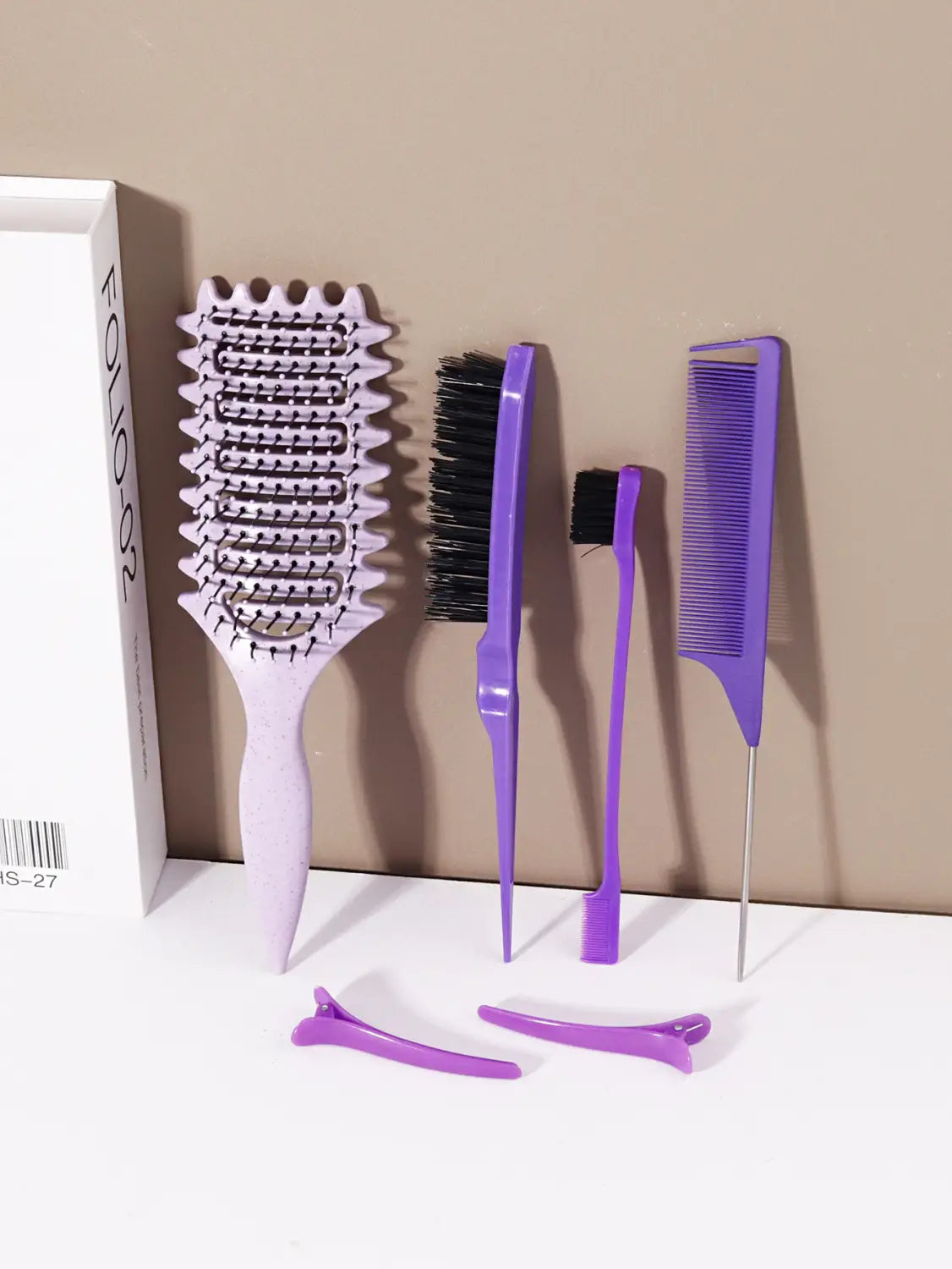 Conjunto de cepillos de peinado y desenredado de plástico morado que incluye un peine de dientes anchos, dos cepillos de peinado y tres pinzas moradas para el cabello.