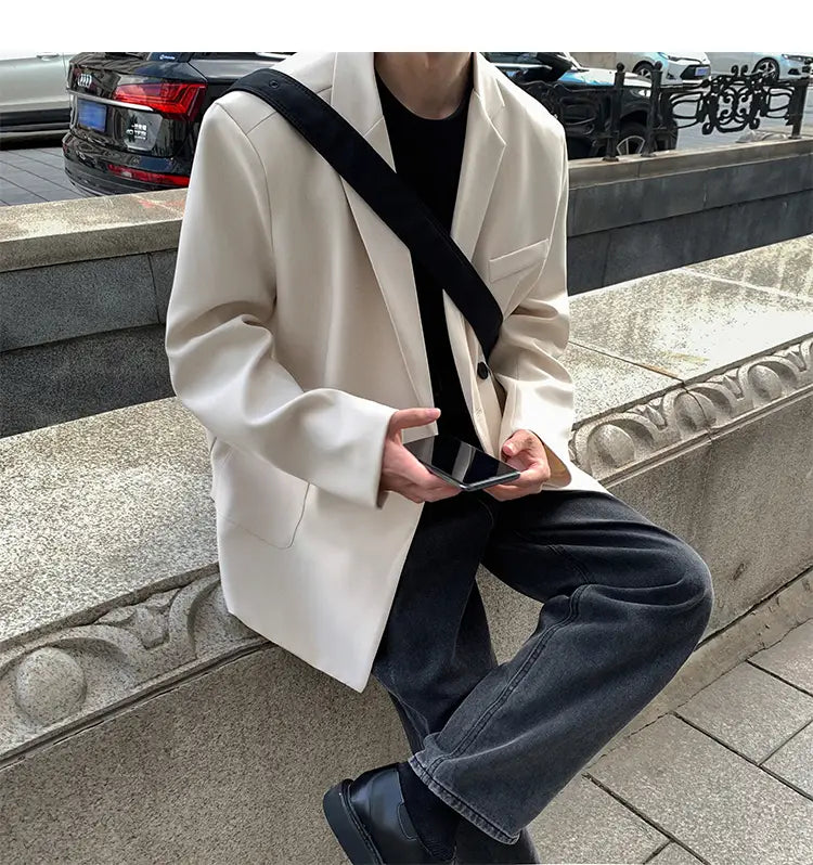 Una blazer de doble botonadura casual para hombres de color crema, oversize, confeccionada en poliéster, con un corte moderno elegante y una tira de hombro negra.