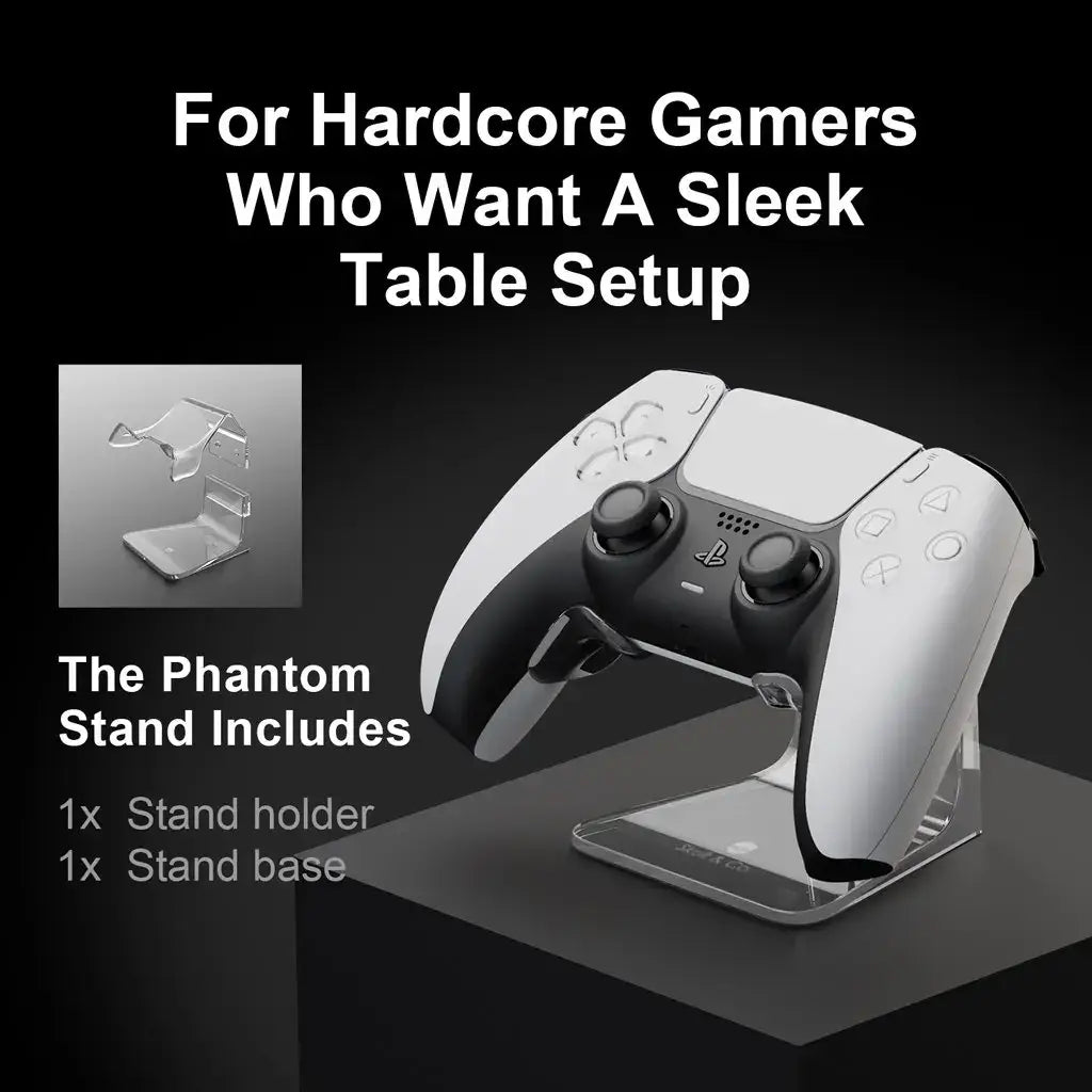Controlador dualsense de PlayStation 5 en blanco y negro, apoyado sobre un soporte transparente de acrílico tipo fantasma para controlador y rack de juego, diseñado como estante tipo rack para una exhibición y almacenamiento organizados.