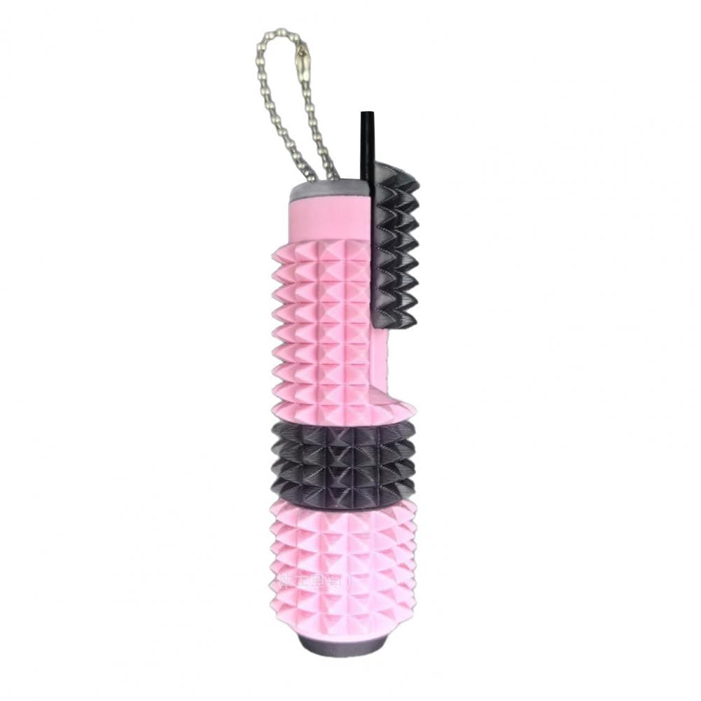 Vaso de viaje con pinchos de silicona rosa y negro con correa de cadena plateada, diseñado como un rodillo giratorio con pinchos antiestrés 5 en 1 y como juguete para fidget