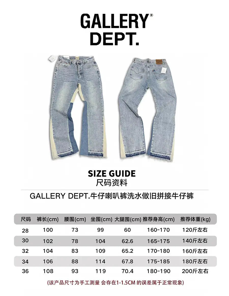 Hell gewaschene Denim-Patchwork-Glockenjeans mit kontrastierenden cremefarbenen Einsätzen entlang der äußeren Seiten.