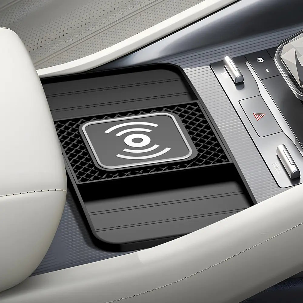 Schwarzes 15-W-Schnelllade-Wireless-Car-Ladepad mit strukturierter Oberfläche und weißem WLAN-Symbol-Logo.