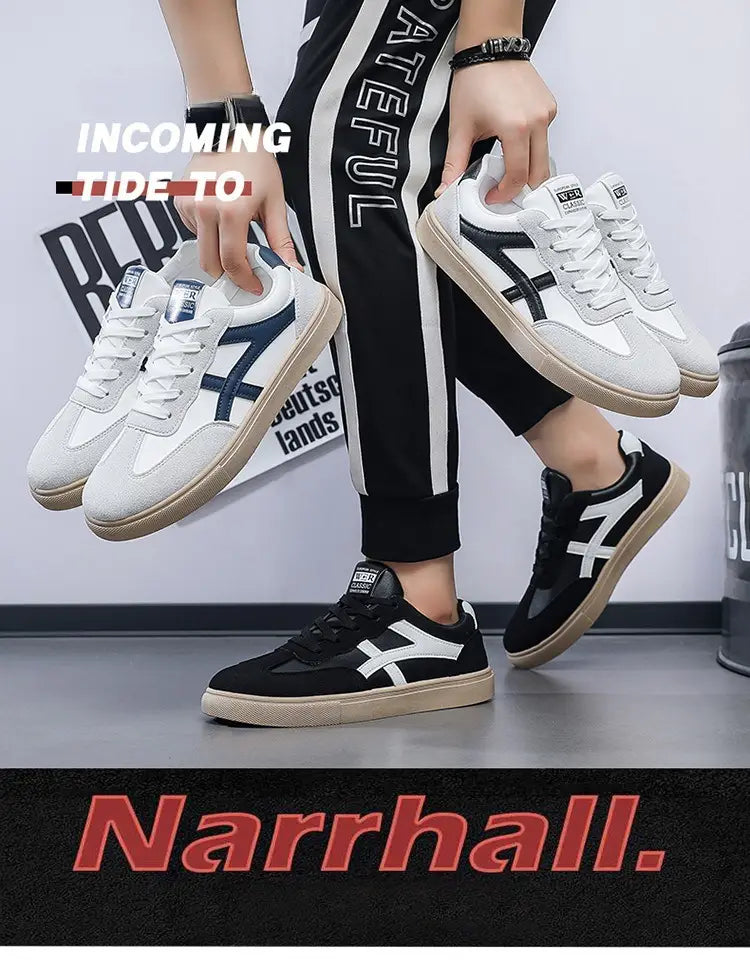 Sneakers décontractées pour hommes, chaussures de marche légères, en blanc et bleu marine, présentant un logo distinctif en forme de croix et fabriquées en daim et en toile.