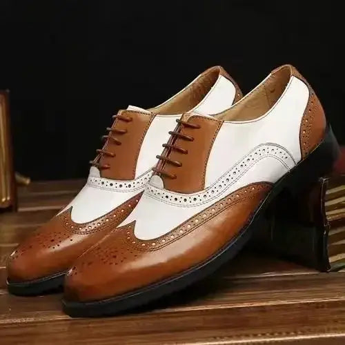 Zapatos de vestir tipo Oxford bicolor con costuras brogue para hombre en cuero marrón y blanco con detalles perforados.