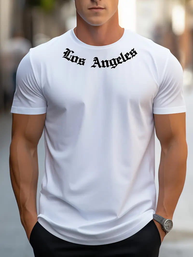 黒のゴシック体の「Los Angeles」グラフィックプリントが胸全体に施された、メンズ用ホワイトの半袖コットンTシャツ。