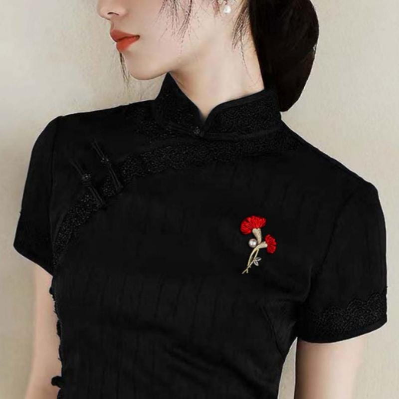 Robe coréenne (cheongsam) noire à manches courtes avec bordure en dentelle et broche à épingle en perle de cristal en forme de fleur rouge.