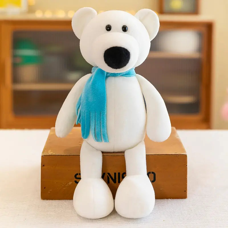 Ours polaire blanc en peluche rembourré, avec yeux et nez à boutons noirs, portant une écharpe en velours bleu clair, présenté parmi les jouets lion éléphant tigre de la forêt