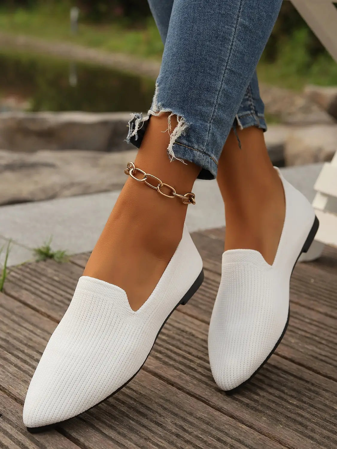 mocassins plats à enfiler en tricot à bout pointu blancs avec semelle noire pour un port quotidien confortable