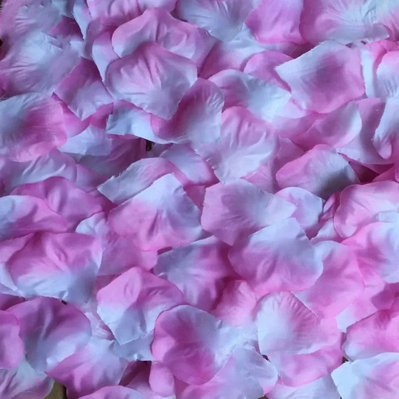 Rosenblüten aus rosa-weißem Stoff-Farbverlauf für Hochzeitsdekoration aus der Kollektion „5500 bunte Rosenblüten“.