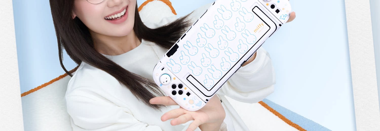 Consola Nintendo Switch blanca con diseño temático de conejito con contornos negros y protegida por un protector de pantalla de vidrio templado para Miffy Switch.