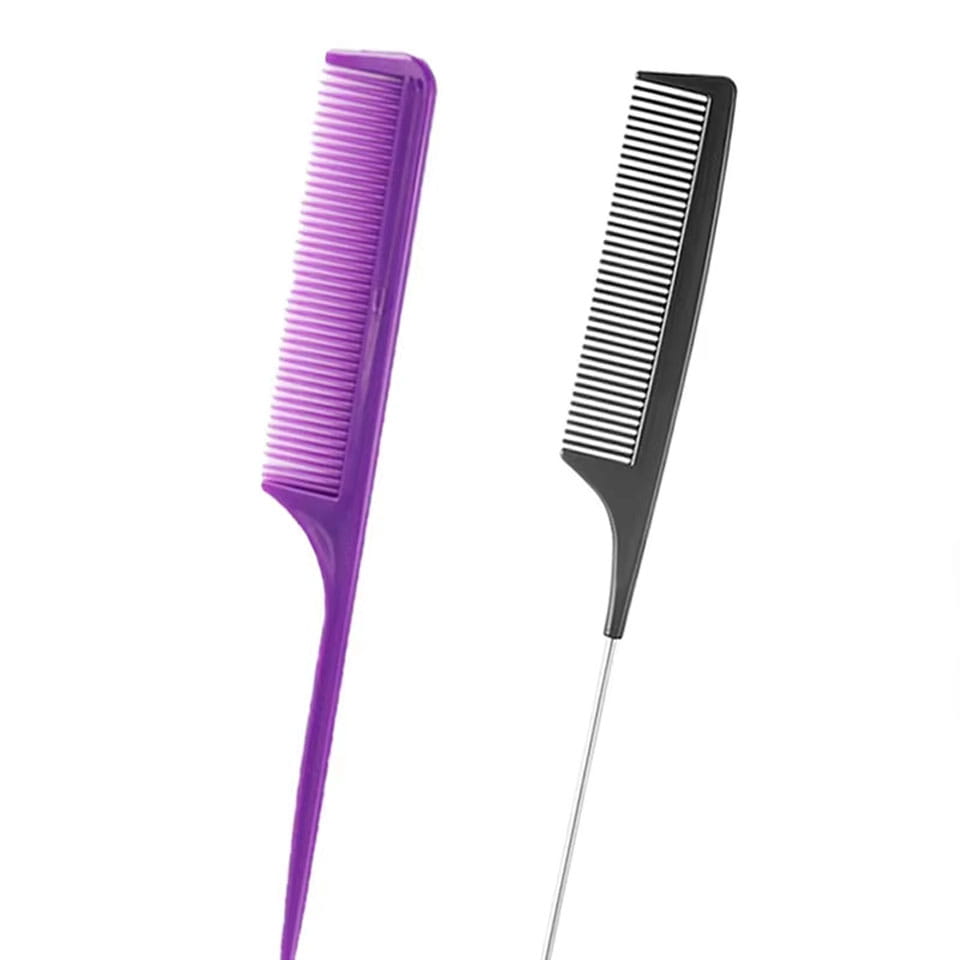 Ensemble professionnel de peigne de coiffure et d’outils de mise en forme comprenant des peignes en plastique violet et noir épurés, une longue poignée et un prolongement de tige métallique pour un coiffage précis.