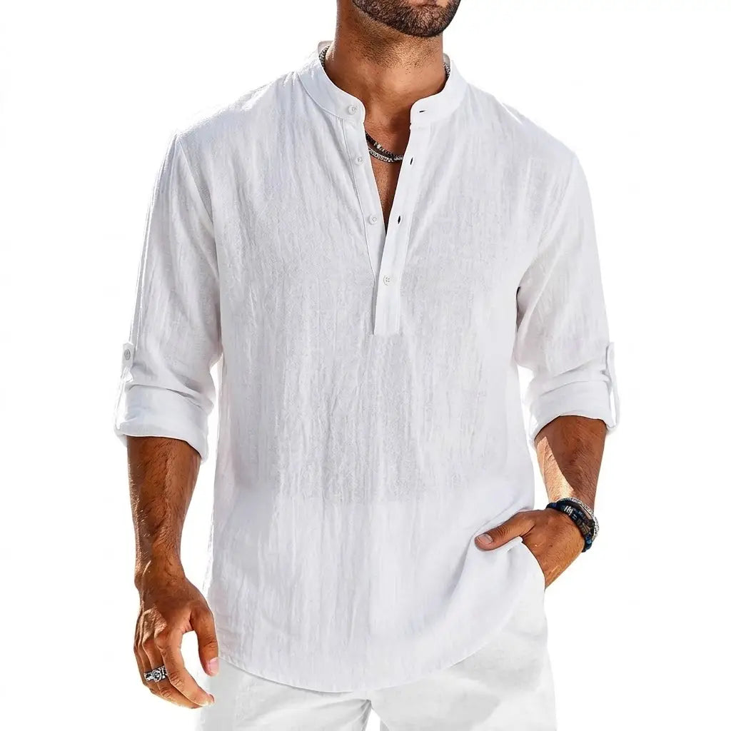 Chemise Henley à manches longues en coton et lin blanc pour homme, avec col mandarin et manches retroussées.