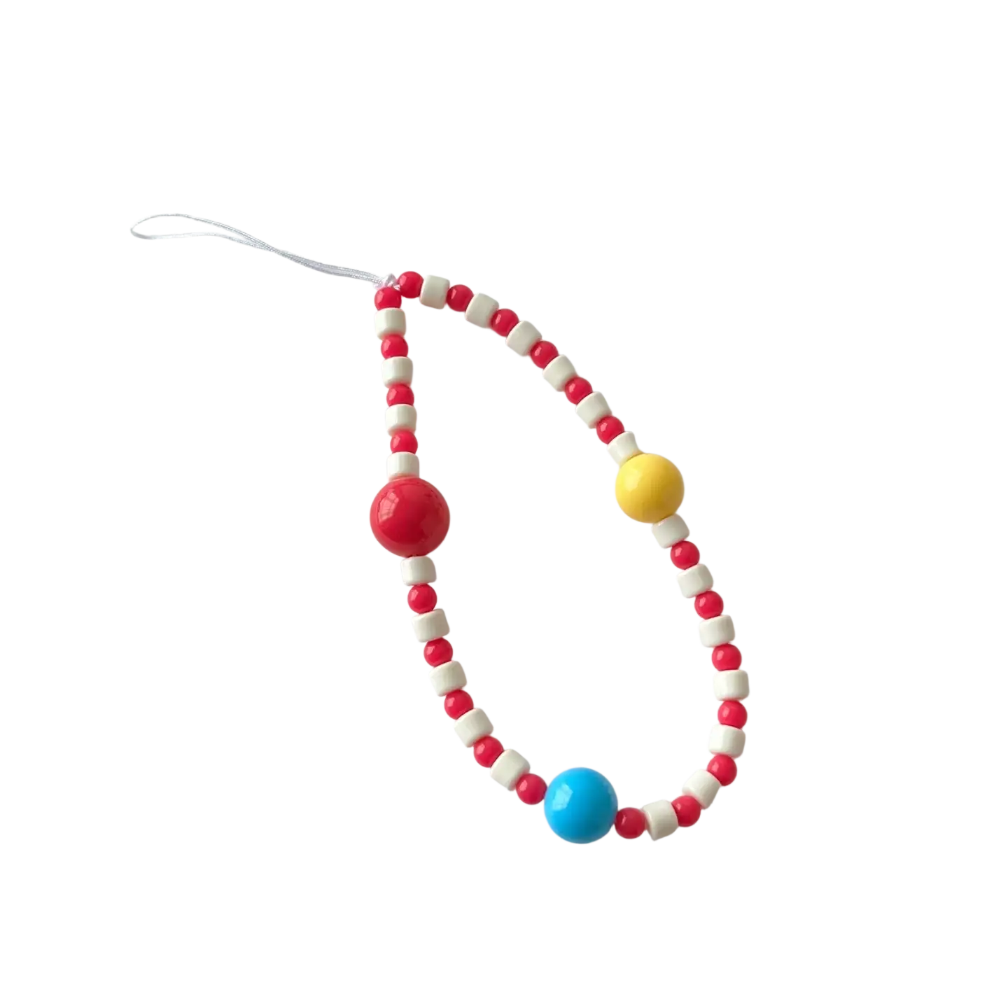 un bracelet de téléphone à perles colorées présentant des perles rouges et blanches alternées, avec de plus grandes perles d’accent jaunes, bleues et rouges visibles depuis l’angle avant