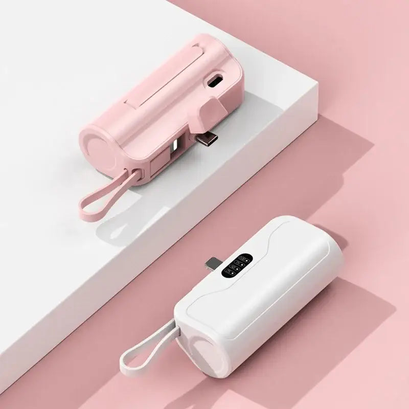 Mini cargadores de banco de energía portátil de carga rápida rosa y blanco, con puertos USB-C integrados y correas para la muñeca para un transporte sencillo