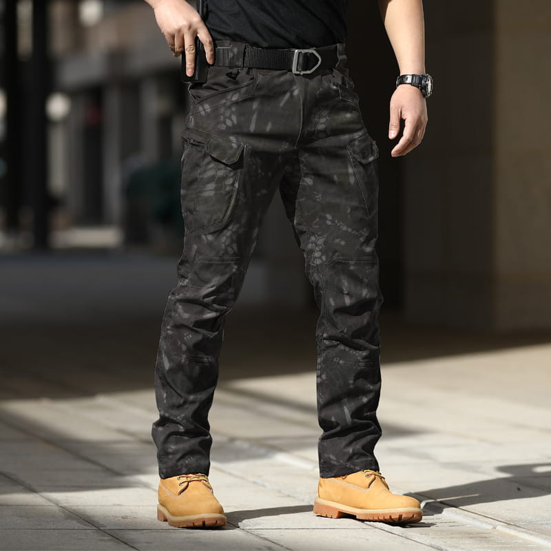 Wasserdichte taktische Cargo-Hose für Herren in Schwarz-Grau-Tarnmuster mit mehreren Cargo-Taschen, ausgelegt auf Langlebigkeit und Outdoor-Einsatz