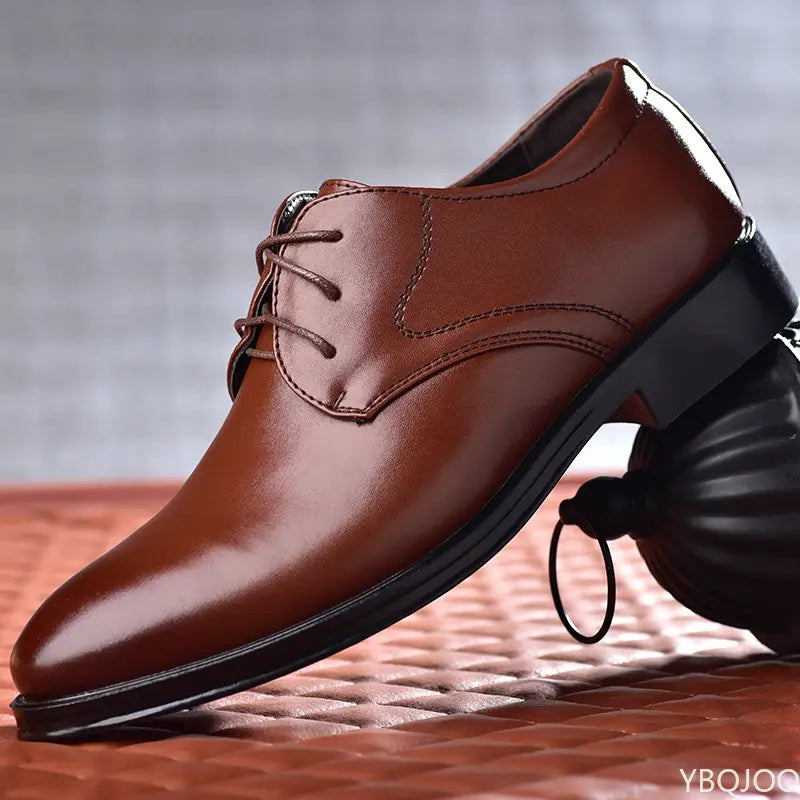 Herren-Lederschuh vom Typ Oxford aus braunem poliertem Leder mit Schnürdesign und schwarzer Gummisohle.