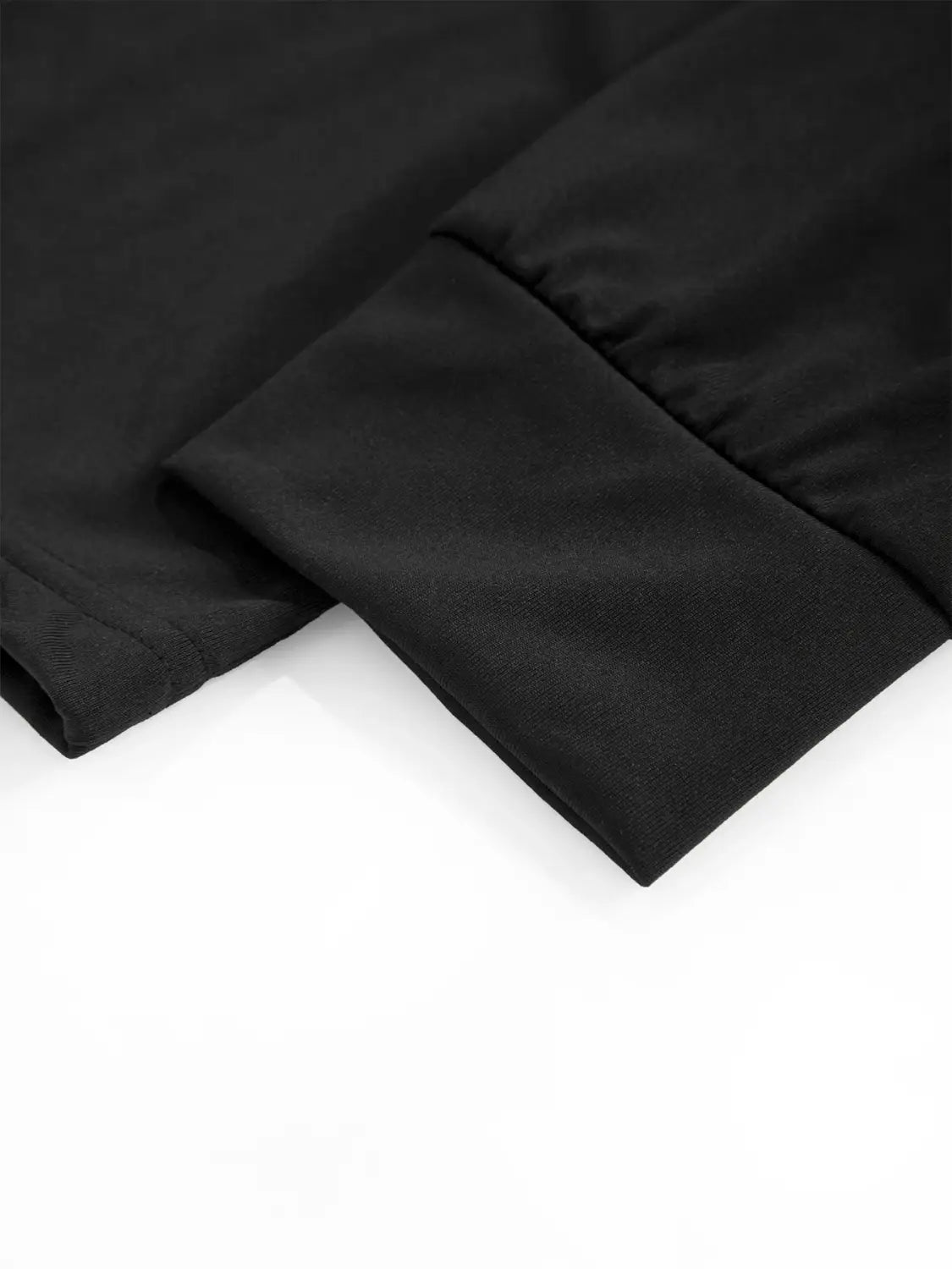 Schwarzer Stoffärmel eines Herren-Langarm-Henley-Shirts als lässiger Basic-Pullover mit glattem, mattierendem Finish und sauber vernähter Naht
