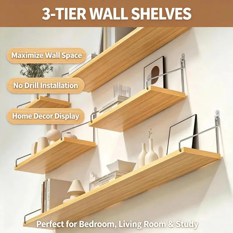 Repisas flotantes de madera maciza natural de tres niveles montadas en la pared, con acabado en madera clara y soportes metálicos elegantes elaborados en madera maciza natural.