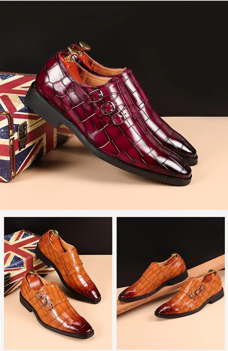 Herren-Mönchsriemen-Kleidschuhe aus Krokodil-narbigem Leder in Burgunderrot mit doppelten Riemen und goldfarbenen Schnallen.