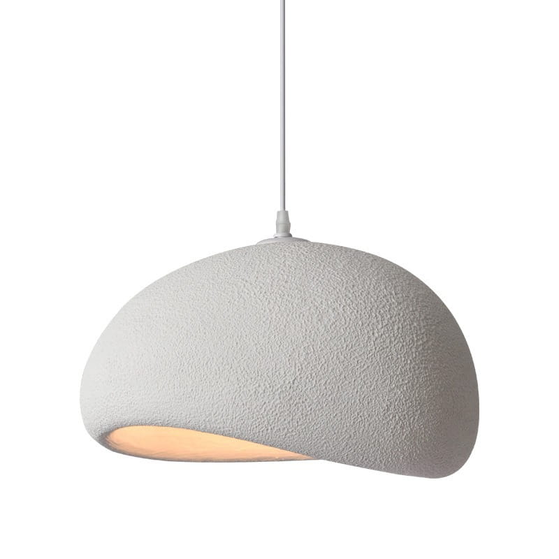 Una luminaria colgante blanca minimalista con una pantalla de forma de cúpula con textura que emite un brillo cálido, adecuada para luminarias colgantes de sala y comedor.