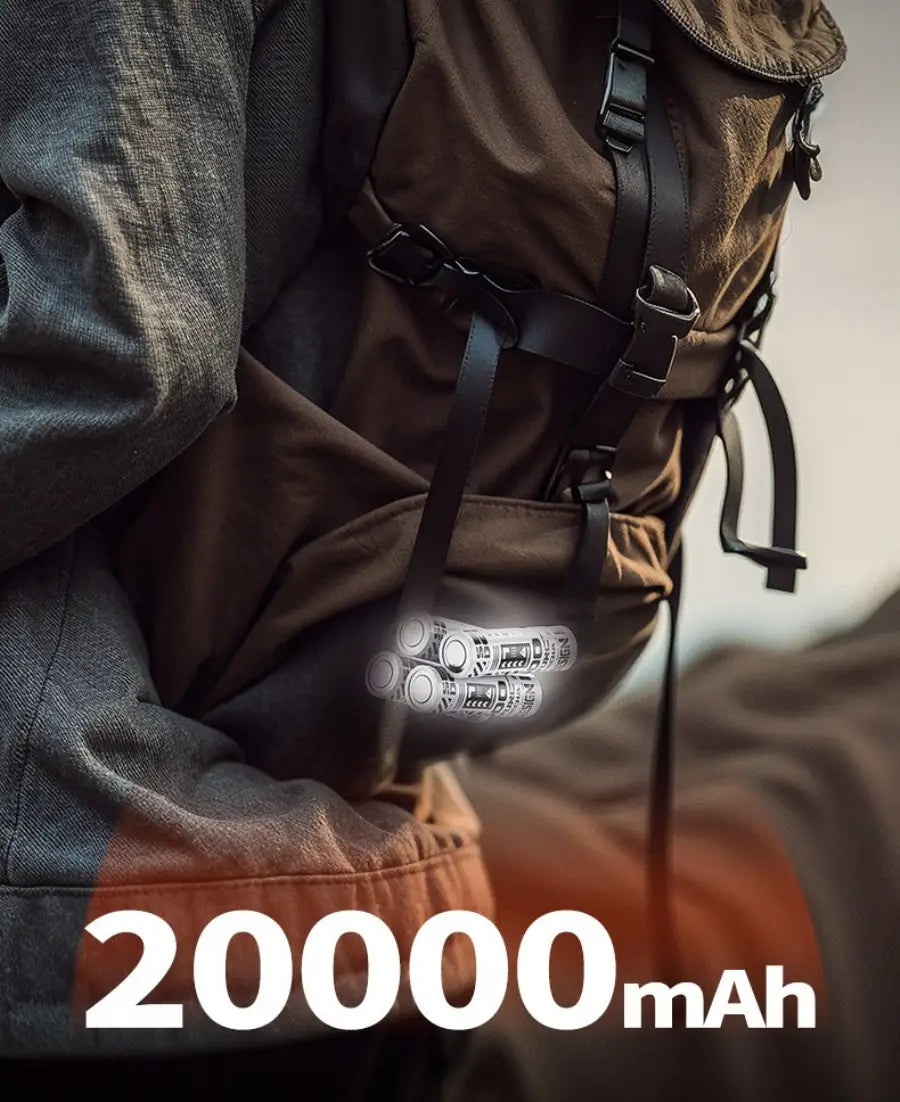 Eine schlanke zylindrische taktische 5000-mAh-Taschenbatterie in mattem Schwarz und Silber mit weißer Beschriftung, entworfen für eine zuverlässige Nutzung an Arbeitstagen und für positive Rückmeldungen.