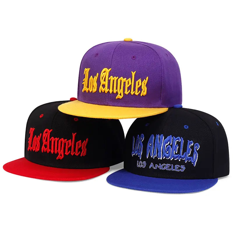 Casquette snapback violette et jaune avec « Los Angeles » brodé en fil doré sur la partie avant.