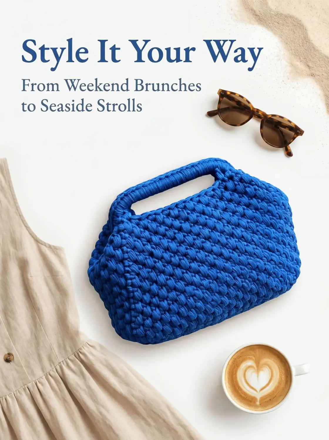 Eine lebendige kobaltblaue gehäkelte Schultertasche mit einem strukturierten groben Strickmuster und einem stabilen oberen Tragegriff, geeignet als geflochte Strandtasche bzw. Beach-Tote.