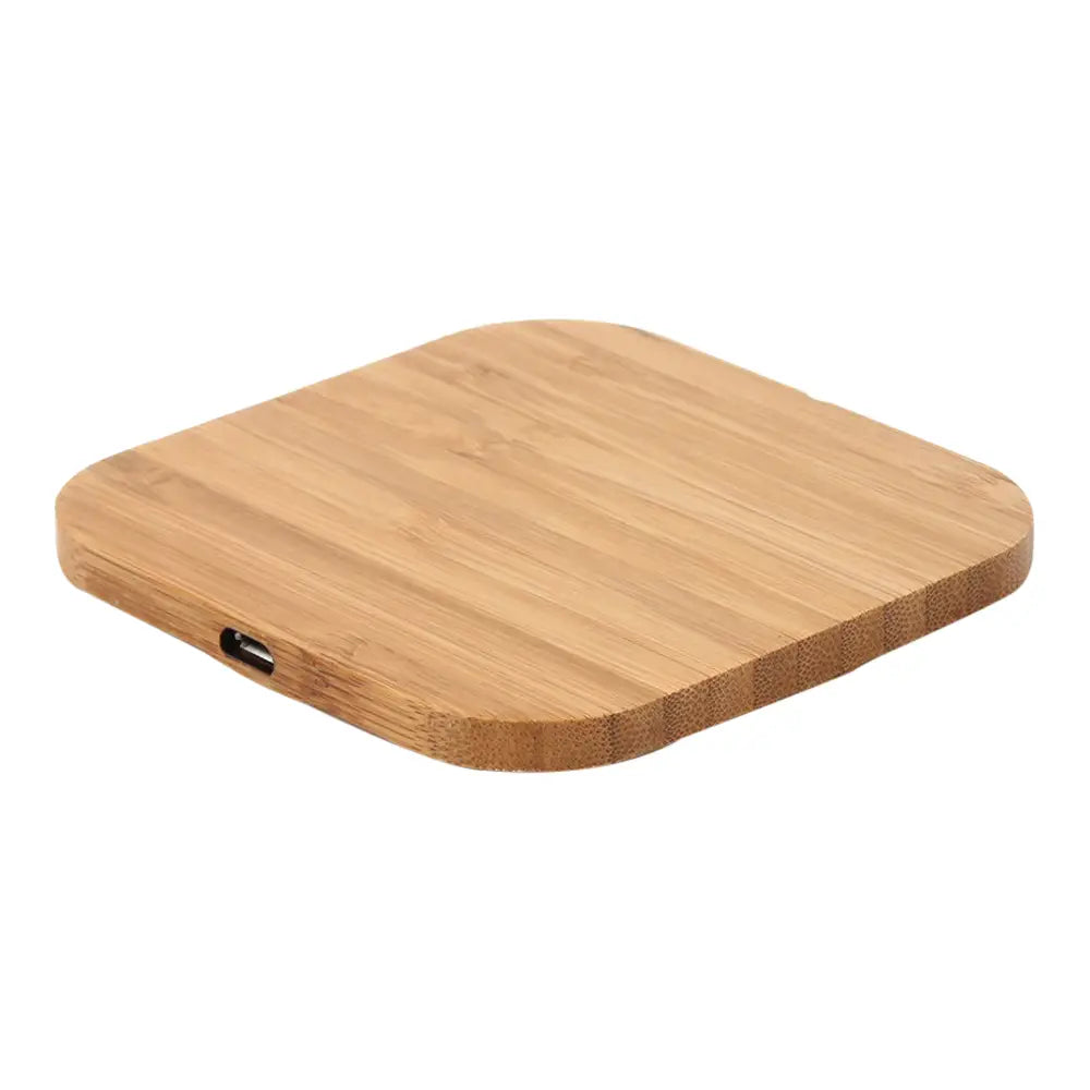 Alfombrilla de carga inalámbrica de bambú color marrón claro con diseño cuadrado elegante y bordes redondeados, con carga rápida mediante USB C.